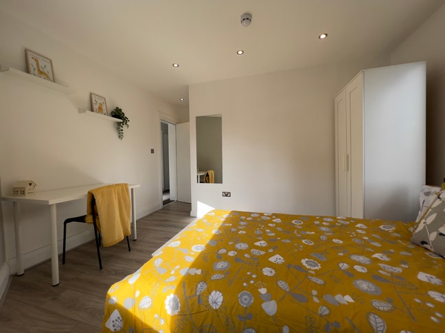Room at Tong Rd All Bills - Zero Deposit Main Photo