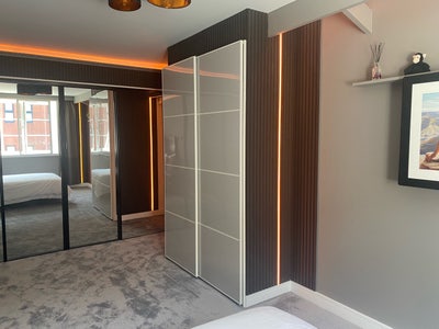 Large bedroom & ensuite in converted warehouse Main Photo