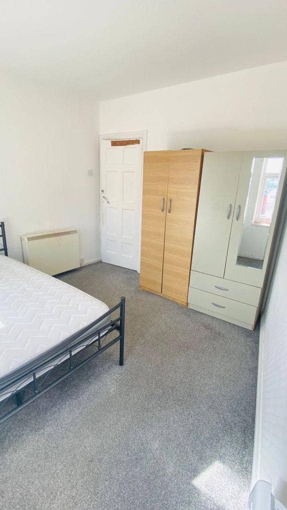 🔥 Premium Double Room | All Bills inc | IG6 Main Photo