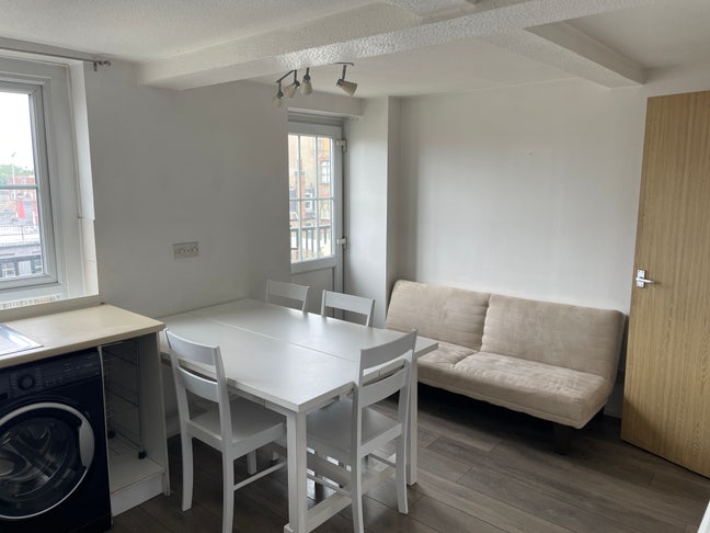 Cozy 3 bedroom bethnal green flat with balcony <3 Main Photo