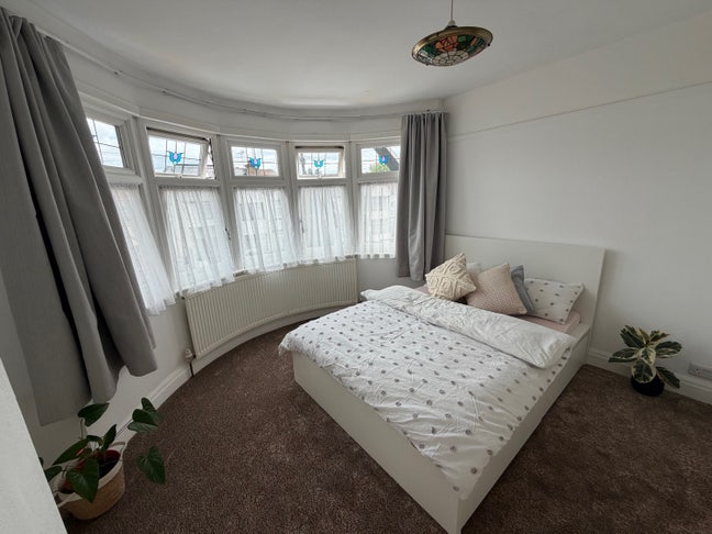 Spacious house in South Kenton! Main Photo