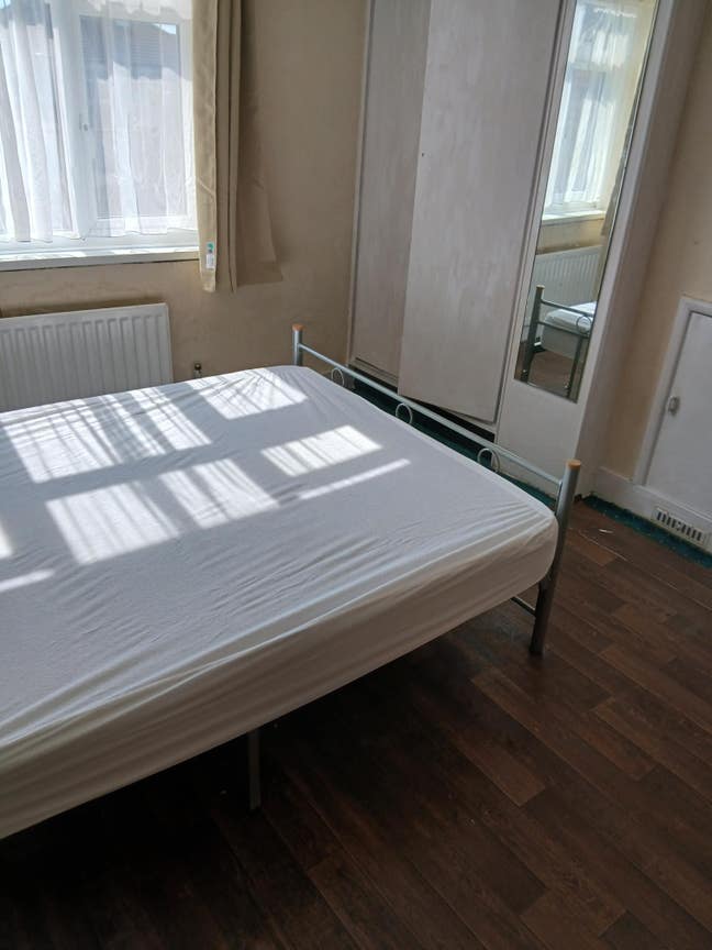 Double room close to Elizabeth Line. Main Photo