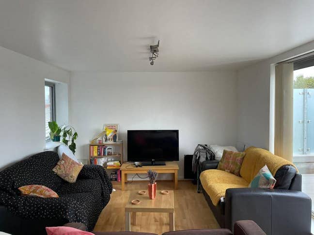 Large room in Bow, 1 minute from Bow Road station Main Photo