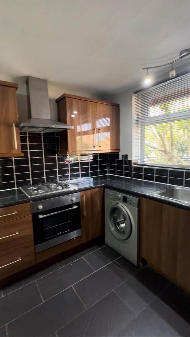 One Sharing Room Available in E14 Main Photo