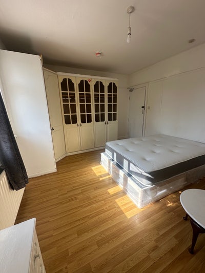 Spacious Double Rooms Available in New Malden KT3 Main Photo