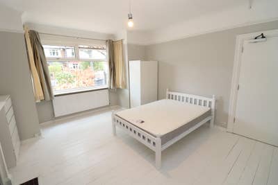Massive Room - Dream House 3 Bathrooms - SE24  Main Photo