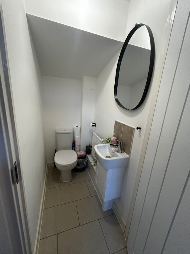 Room to rent in modern home Main Photo