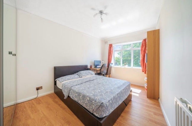 Gorgeous riverside flat in Staines ☀️  Main Photo