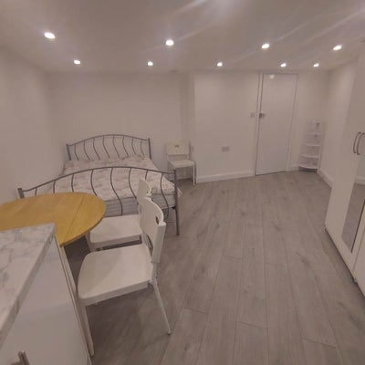 Ground floor Studio flat to let in IG11 Main Photo