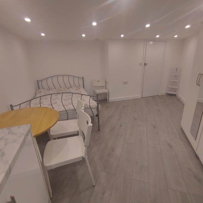 Ground floor Studio flat to let in IG11 Main Photo