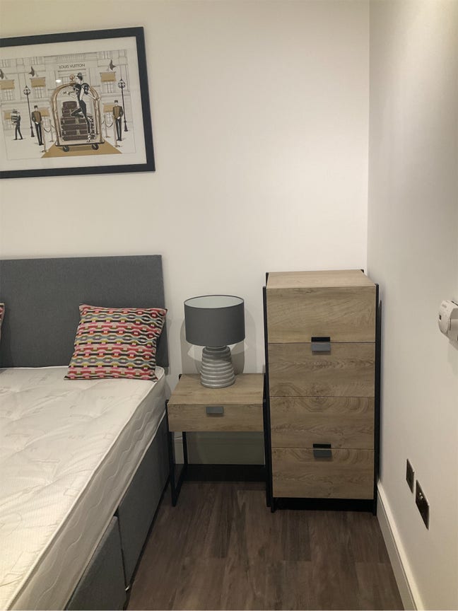 Double Room in Modern High-Rise Flat – West London Main Photo