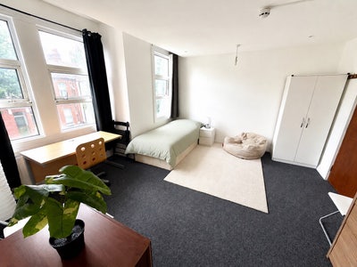 Double room with En-Suite Bathroom. Bills included Main Photo