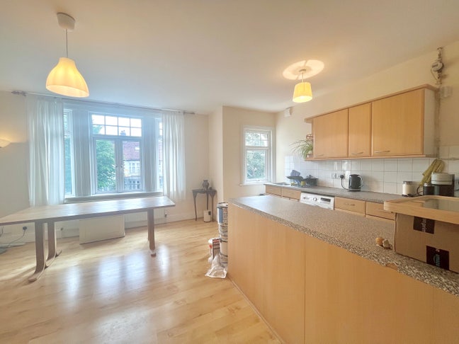 Bright 2-bed flat near Bromley South station Main Photo
