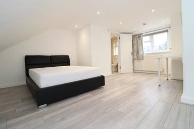 🔥 3 Rooms Available in SE7 -Steps to Rail Station Main Photo