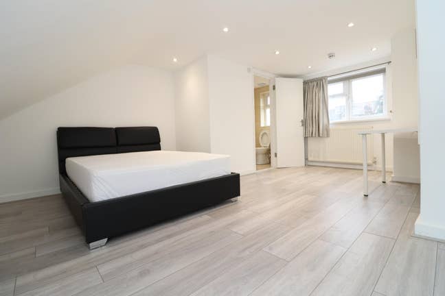 🔥 3 Rooms Available in SE7 -Steps to Rail Station Main Photo