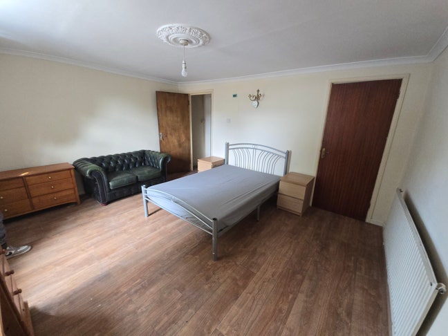 Spacious Double Room near City Centre (Bills inc) Main Photo