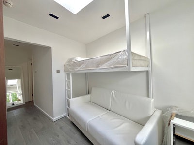 Modern en-suite with garden access  Main Photo