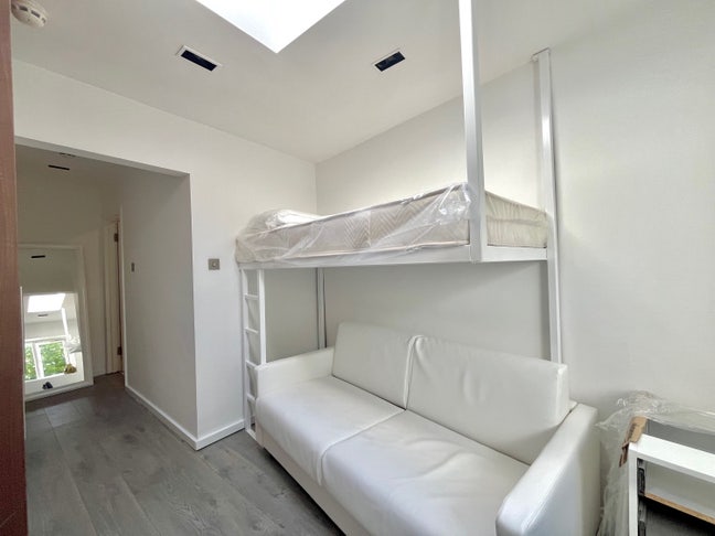 Modern en-suite with garden access  Main Photo