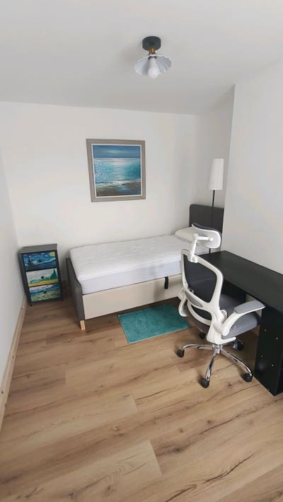 Single and Double in newly refurbished home Main Photo