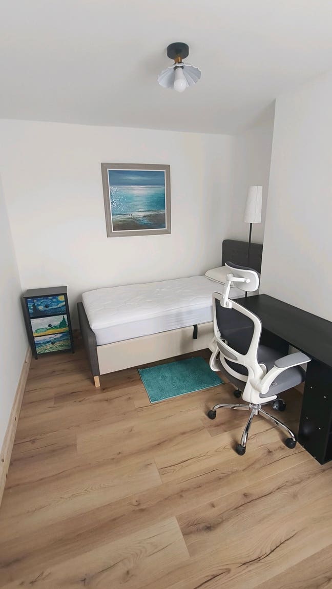 Single and Double in newly refurbished home Main Photo