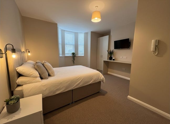 Fully Refurbished En-Suite Double Room Available Main Photo