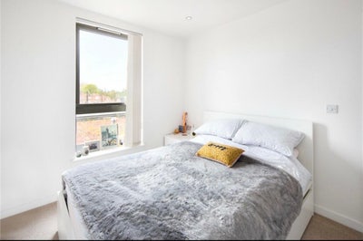 Double room in 2-bed/2-bath canal side flat  Main Photo