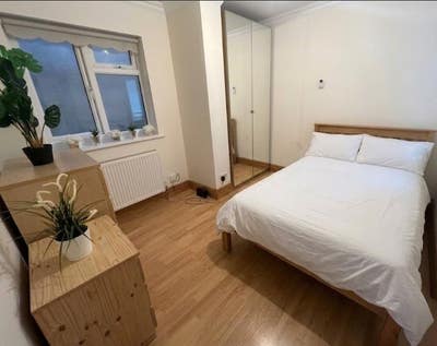 &pound;990 No deposit/Bills Bedroom+Ensuite+LivingSpace Main Photo