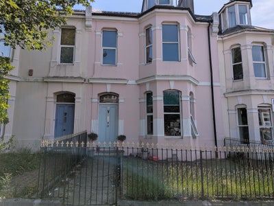 Spacious Double Room Available in Family Home Main Photo