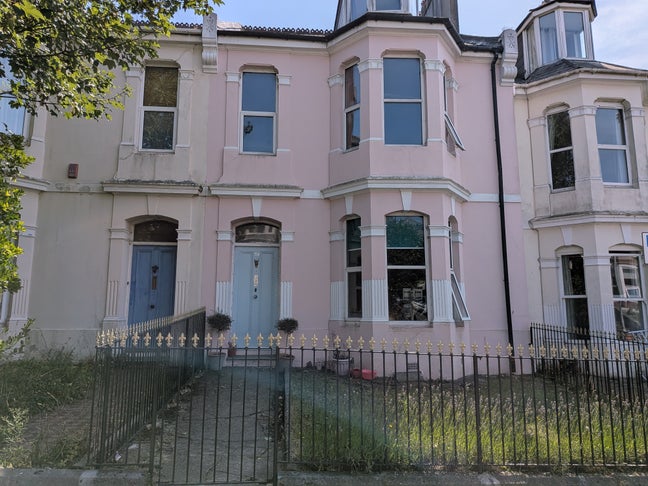 Spacious Double Room Available in Family Home Main Photo