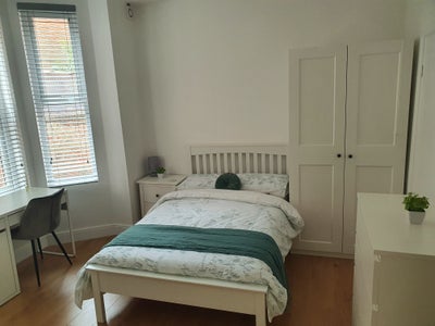 High Spec Ensuite & Parking Main Photo