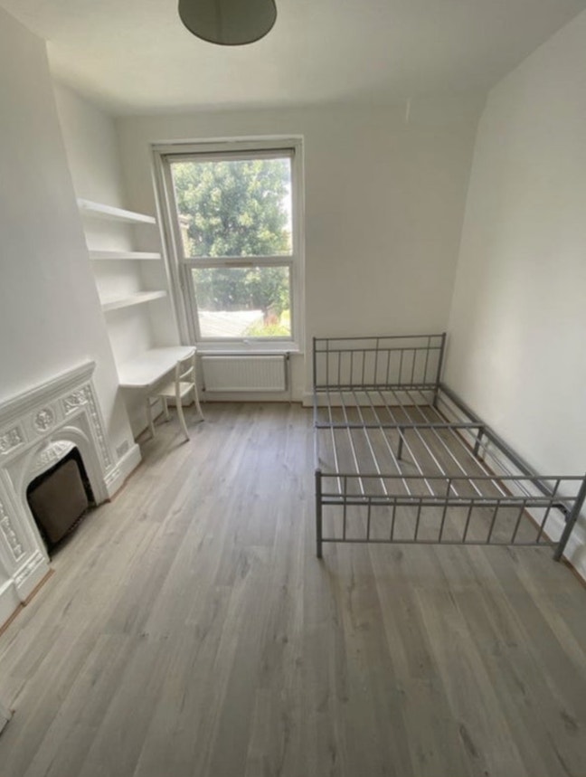 Large Double Room in Excellent Location Main Photo