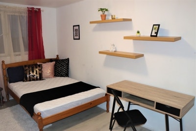 Clean and quiet room to rent (ready to move in) Main Photo