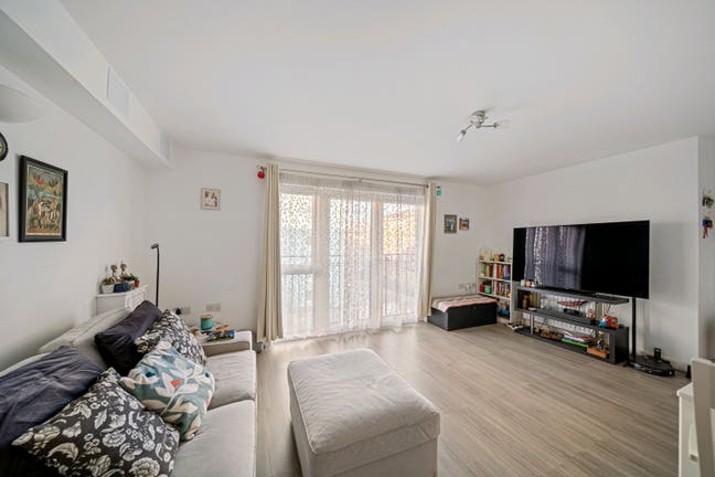 Choice of 1 (of two) rooms available from mid Aug Main Photo