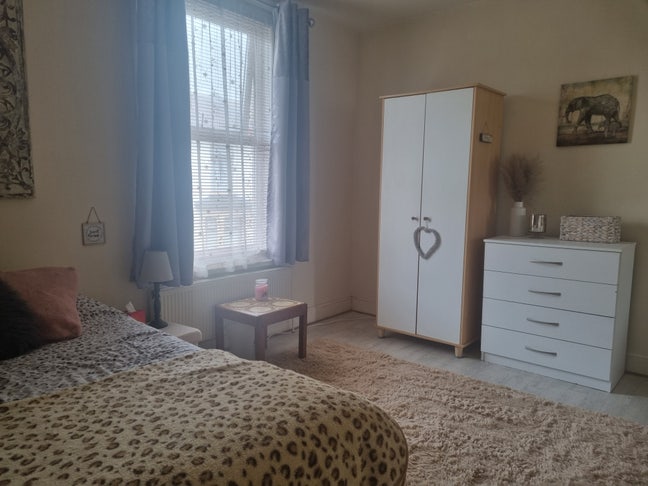 Large Bright Double Room  Main Photo