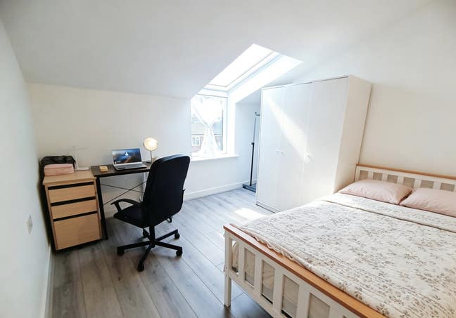 Big Ensuite Available in Friendly Female House Main Photo