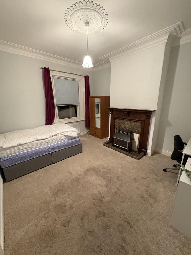Large double bedroom near city centre Main Photo