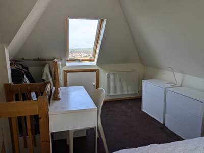 Room in family home Main Photo