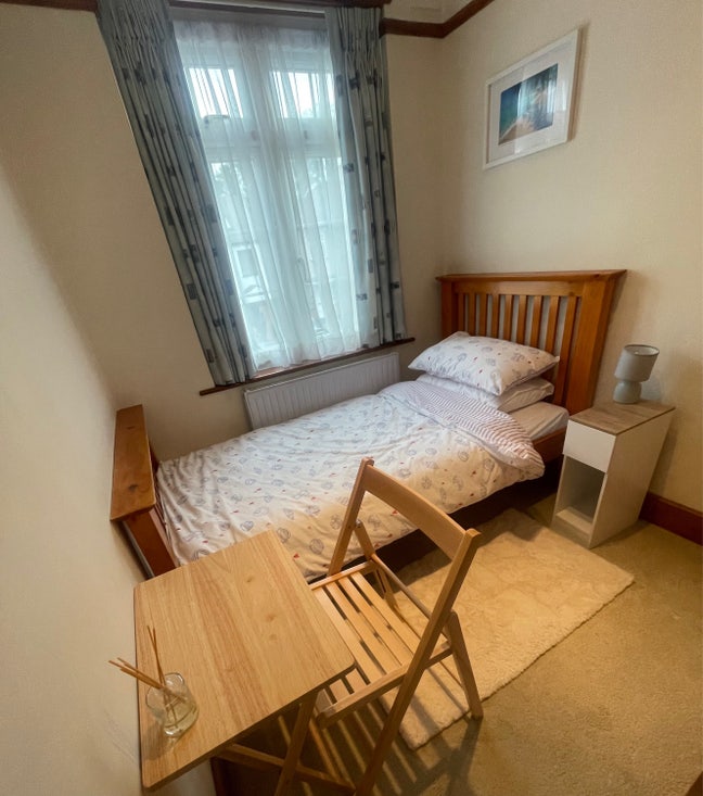 Single box room available in a quiet cosy home  Main Photo