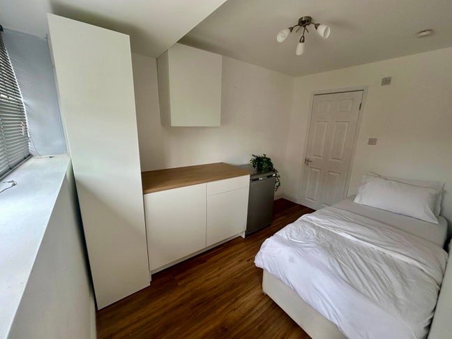 Beautiful Furnished Room with Private Ensuite Main Photo