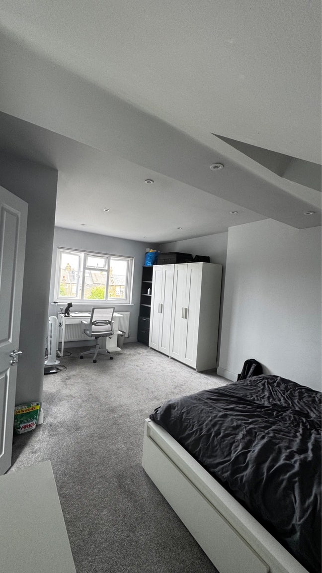 Large double room w/ en-suite in North-West London Main Photo