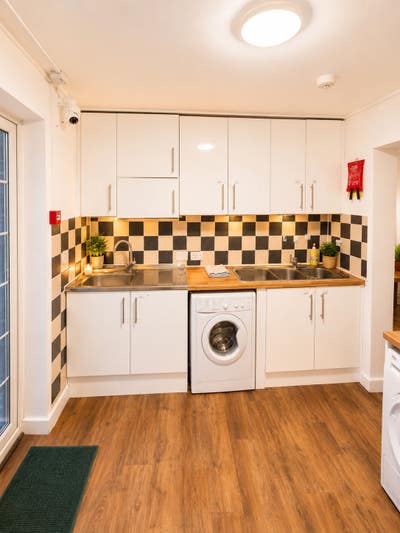 Cheap Bright Spacious Double Rooms Available Main Photo