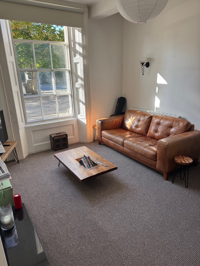 2 bed flat furnished w parking inc all bills Main Photo