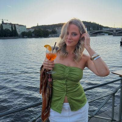 Professional Female seeks a single or double room Main Photo