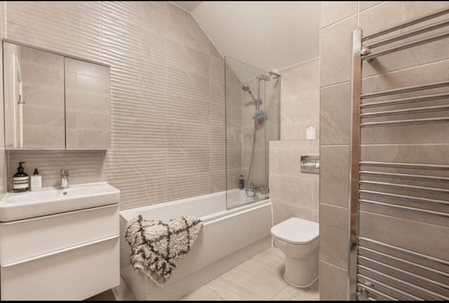 Room with private bathroom and living room Main Photo