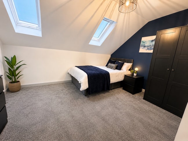 Luxurious house w/ Stunning Double rooms!  Main Photo