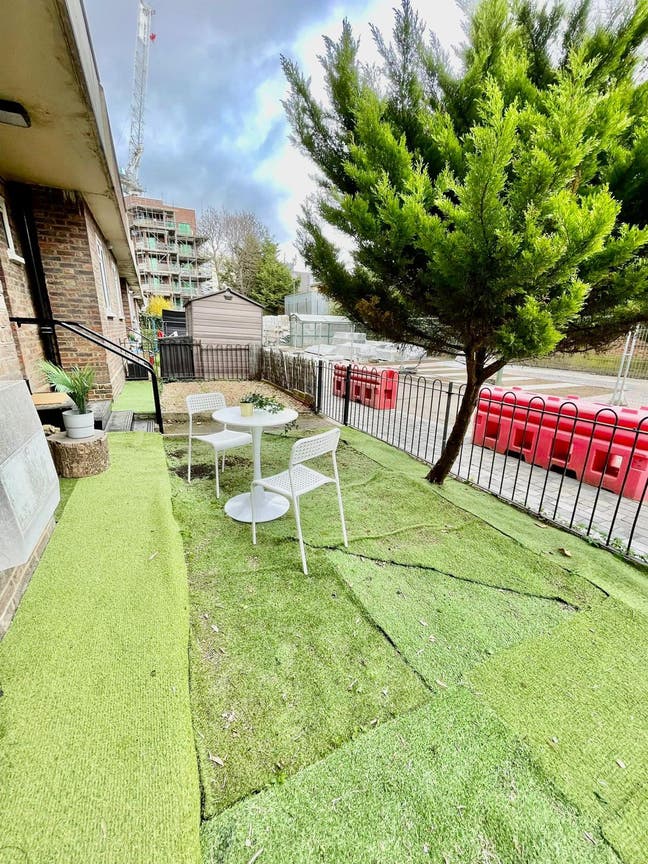 4 Amazing Rooms with Front Side Garden - Highbury Main Photo