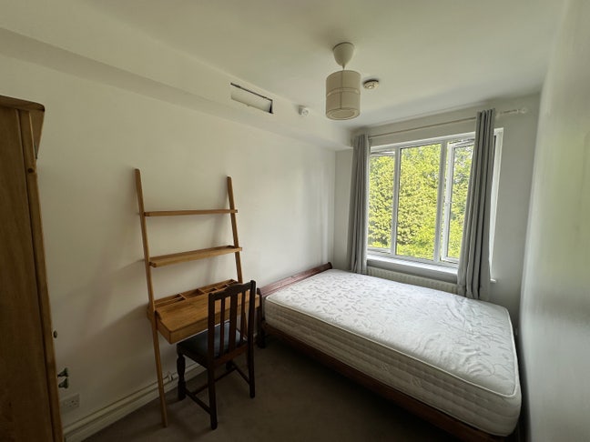 Canal-side room overlooking Victoria Park  Main Photo