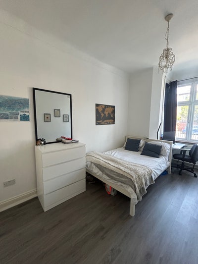 Bright spacious double room in a nice 3 bed flat Main Photo