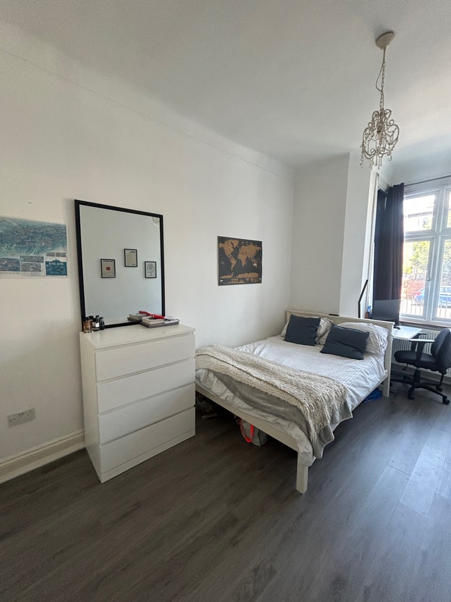 Bright spacious double room in a nice 3 bed flat Main Photo