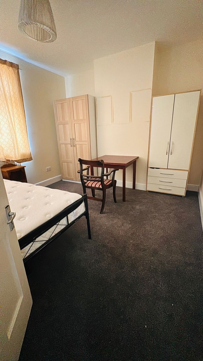 Furnished Double Room Available – Bills Included Main Photo